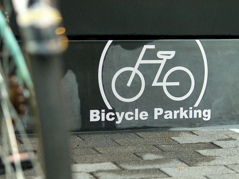 大阪府大阪市 kokoFLAT cafe Hommachi様飲食店　自転車置き場のサイン｜滋賀や大阪で店舗リフォームなら匠工房