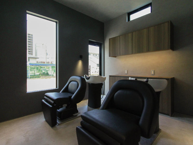 ALLéME様　自然光を優しく入れつつ、木目の表情やダークな空間にすることで落ち着きを演出｜滋賀や京都で店舗リフォームなら匠工房