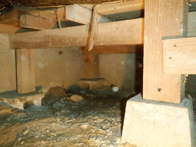 床下リフォーム施工中　劣化した断熱材を撤去｜滋賀でリフォームするなら匠工房