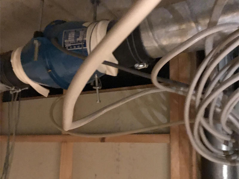昔の換気扇の電源撤去.jpg