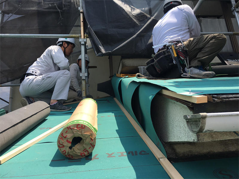 施工中② 屋根のカバーをしています .jpg