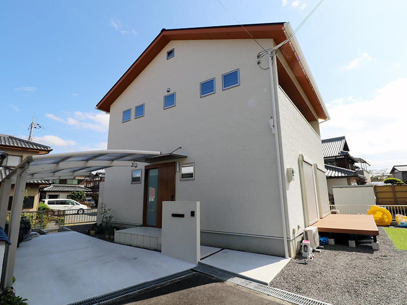 外観は白を基調とした外壁