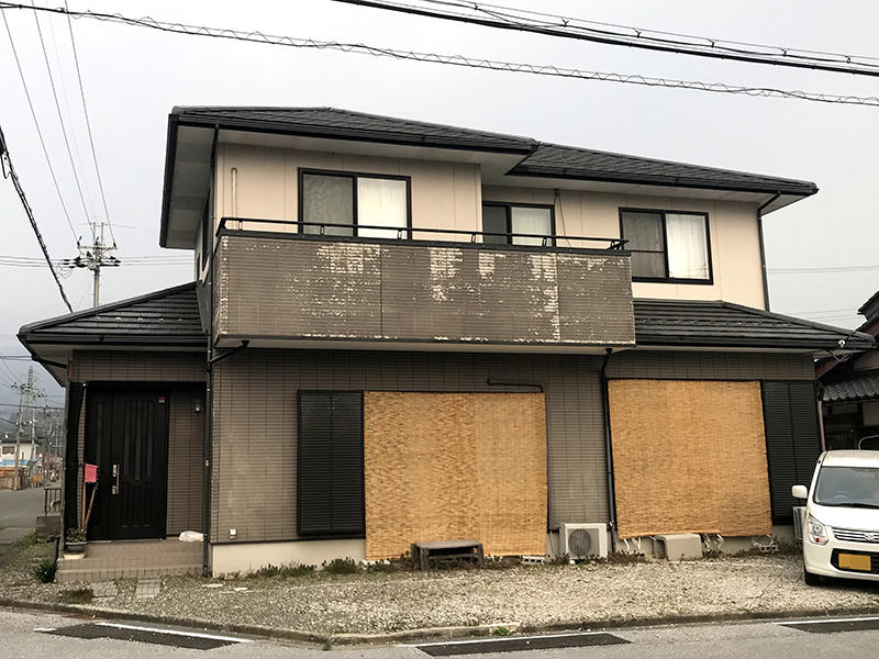 施工前　ベランダまわりがサイディングがめくれてきています