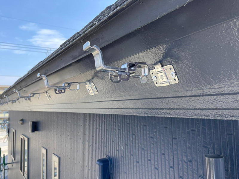 雨樋リフォーム施工中　雨樋を支える金具を取付｜滋賀でリフォームするなら匠工房