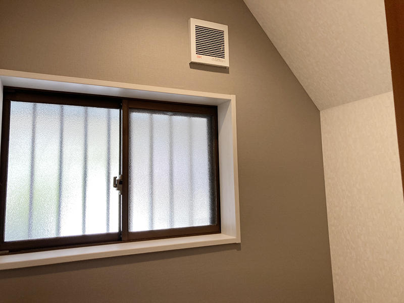 トイレリフォーム完成　トイレ内装：アクセントクロス｜滋賀でリフォームするなら匠工房