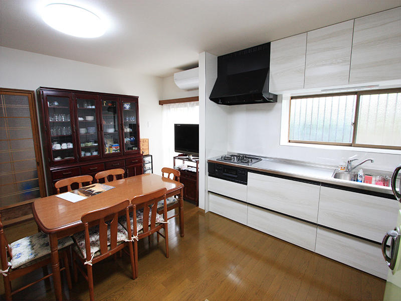 ダイニング・キッチンスペース　清潔感のある白いキッチン