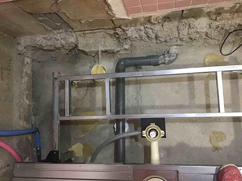 お風呂リフォーム施工前 ユニットバスの下は、鉄骨で骨組みがされており、その下に配管が通ってます|滋賀でリフォームするなら匠工房