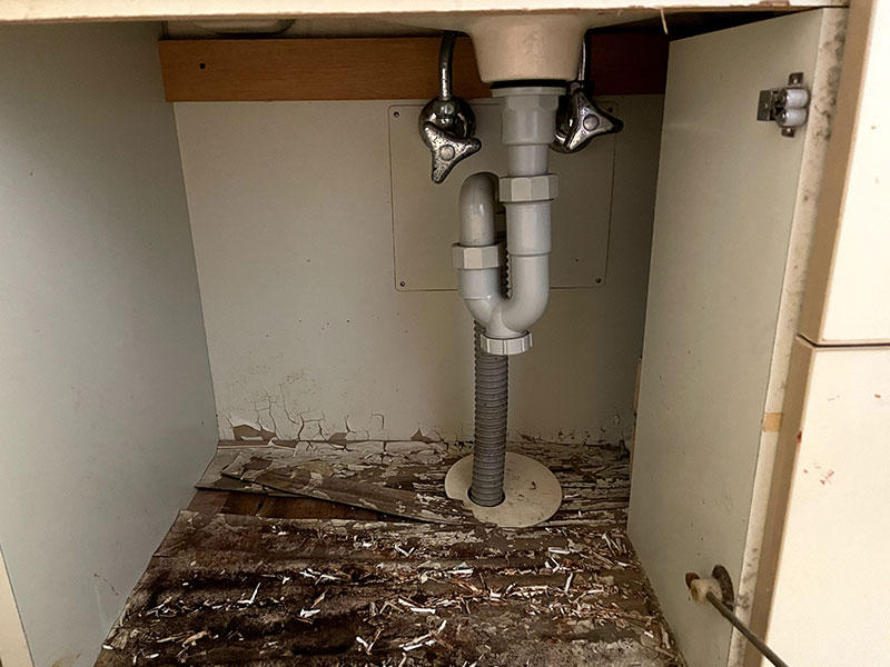 洗面台リフォーム施工前 収納内も劣化|滋賀でリフォームするなら匠工房