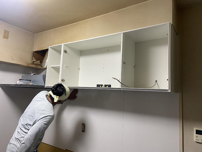 キッチンリフォーム施工中　新しい吊戸棚を取付｜滋賀でリフォームするなら匠工房