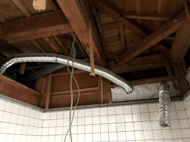 お風呂リフォーム施工中　天井も解体し、換気扇の配管をします｜滋賀でリフォームするなら匠工房