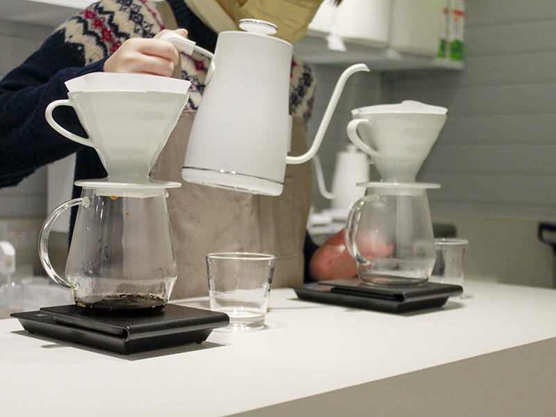 CRAFT COFFEE & GELATO KUNZUDO様カフェ　コーヒーは目の前で一つ一つ丁寧に抽出してもらえます｜滋賀や京都で店舗リフォームなら匠工房
