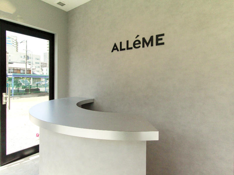 ALLéME様　無機質な素材感を全面に出しながらも柔らかい印象を出すために、R形状のカウンターを製作｜滋賀や京都で店舗リフォームなら匠工房