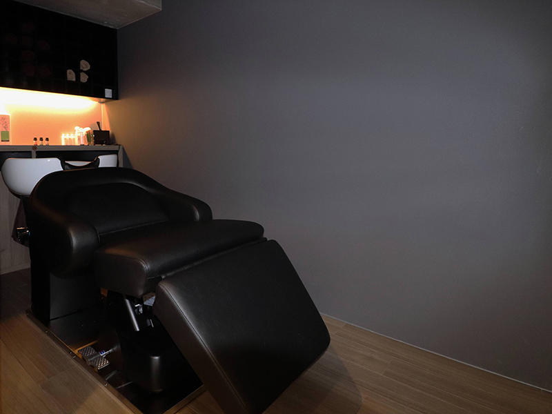 hair salon Zero様美容室 SPAエリアとしても機能するようにトーンを落として「寝れる」シャンプーエリアに|滋賀や京都で開業するなら匠工房