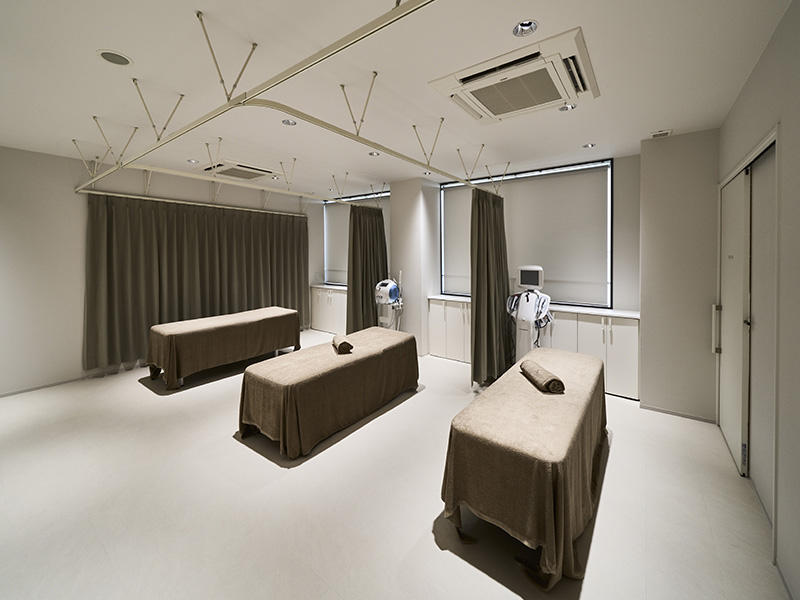 REINE beauty CLINIC様　クリニック　診療室は施術効果がしっかりと確認できるように照明の色味に注意しながら設計しました｜滋賀や大阪で店舗リフォームなら匠工房