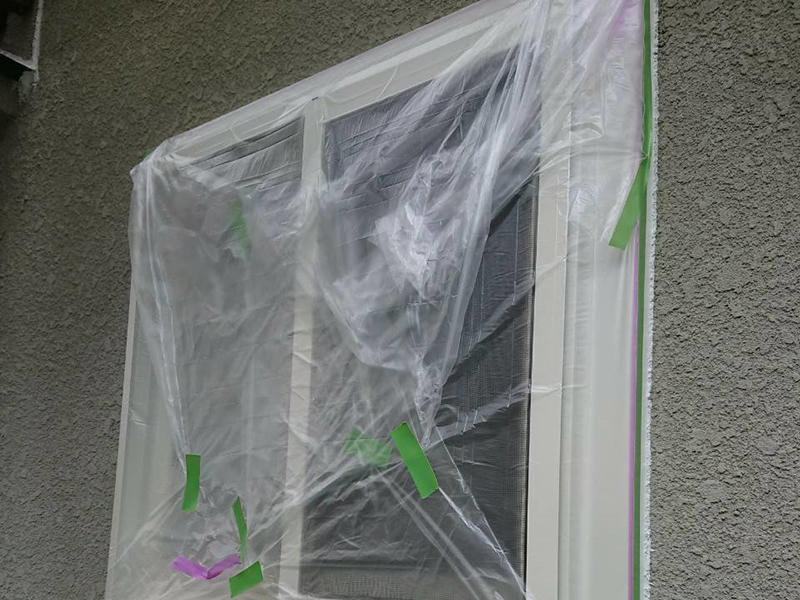 窓やドアなどは塗装が付かないように養生します
