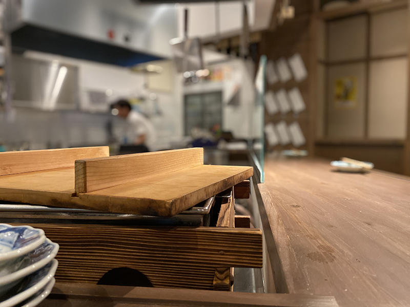 稲穂パーキング様飲食店 店主と顔を合わせながら料理を待ちます|滋賀や京都で店舗リフォームなら匠工房