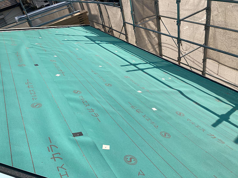 屋根リフォーム施工中　防水シート貼り｜滋賀でリフォームするなら匠工房