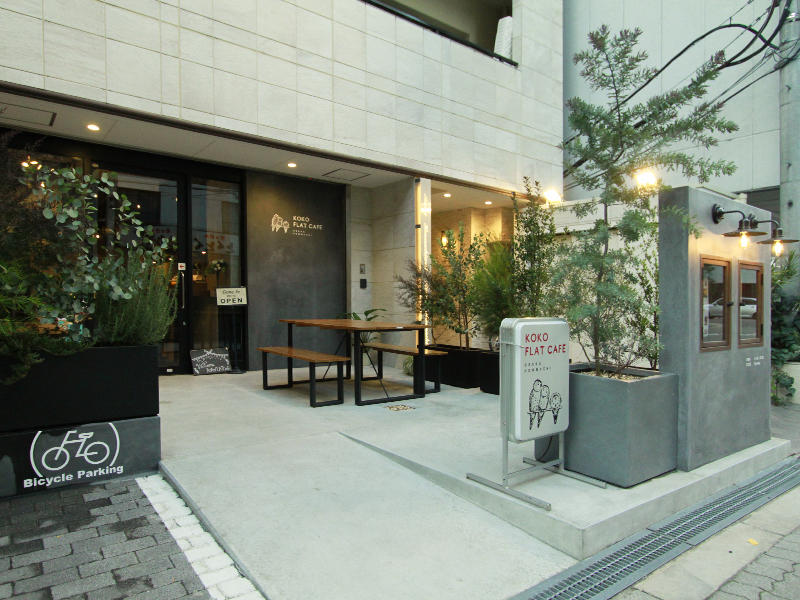 大阪府大阪市 kokoFLAT cafe Hommachi様飲食店　ペット同伴でも食事を楽しめるようにリードフックも設置しました｜滋賀や大阪で店舗リフォームなら匠工房