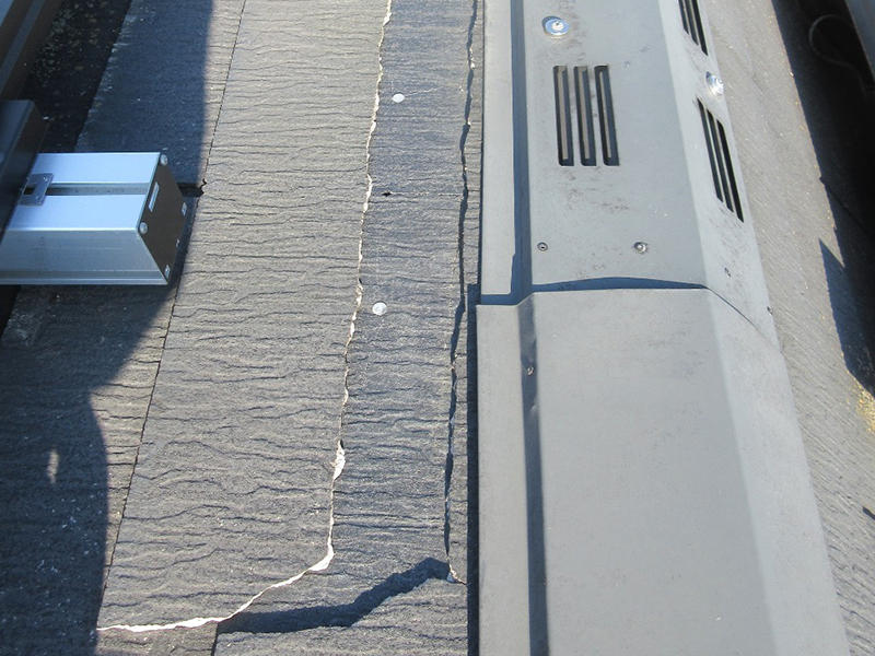 雨樋リフォーム施工前　屋根材ズレ｜滋賀でリフォームするなら匠工房