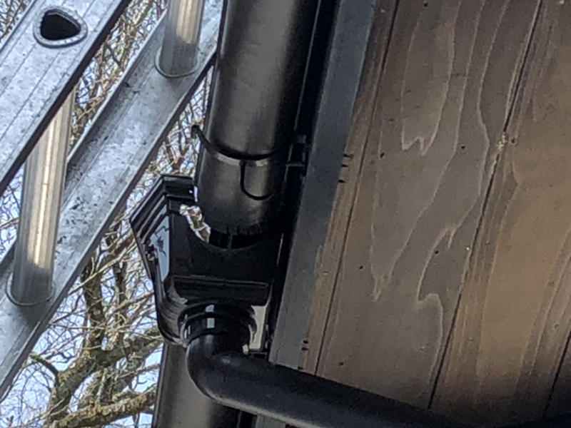 雨樋リフォーム施工前　雨樋落ち口の外れ｜滋賀でリフォームするなら匠工房