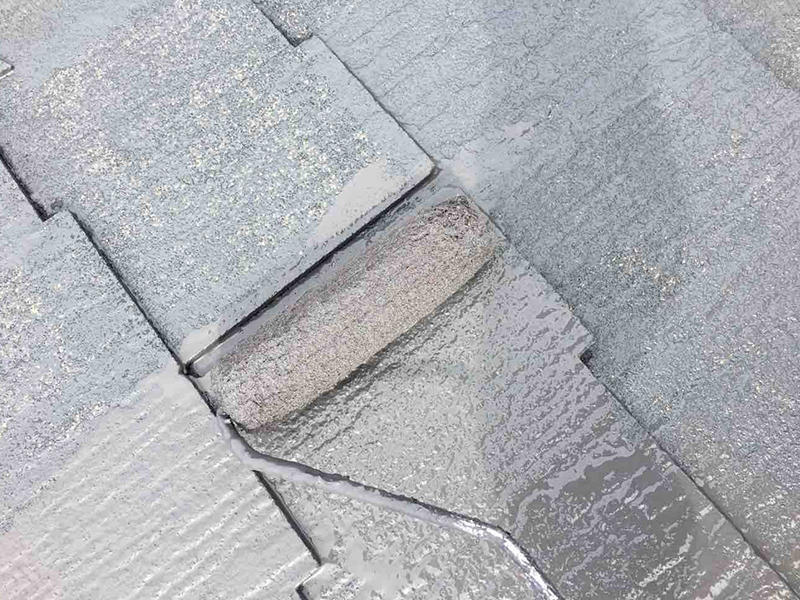 屋根リフォーム施工中 屋根 中塗り 水谷ペイント 水系カスタムシリコン|滋賀でリフォームするなら匠工房