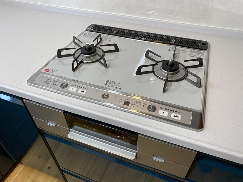 キッチンリフォーム完成　リンナイの二口ガスコンロ　あえて二口でスッキリ｜滋賀でリフォームするなら匠工房