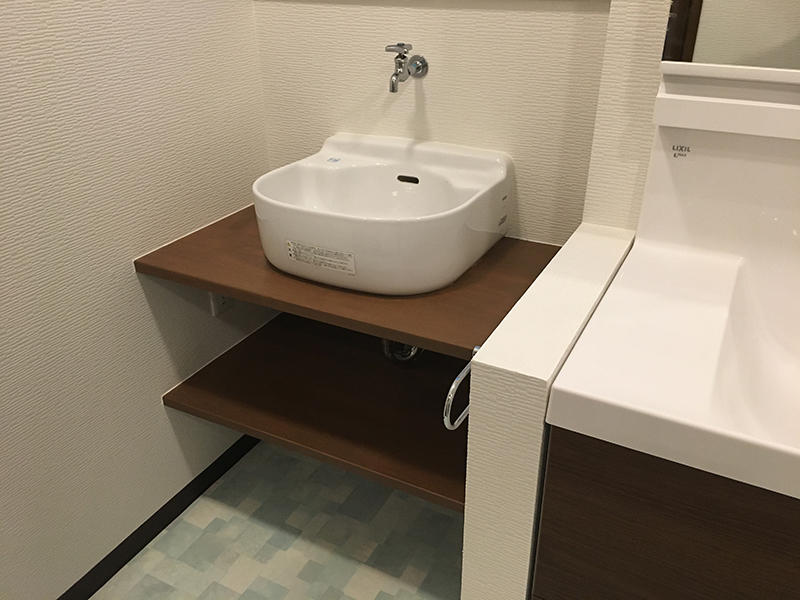 既存の洗面ﾎﾞｳﾙを再利用し、周りと下に造作ｶｳﾝﾀｰを付けました.JPG