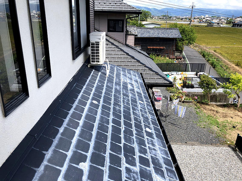 外装リフォーム施工前　屋根に白い粉｜滋賀でリフォームするなら匠工房