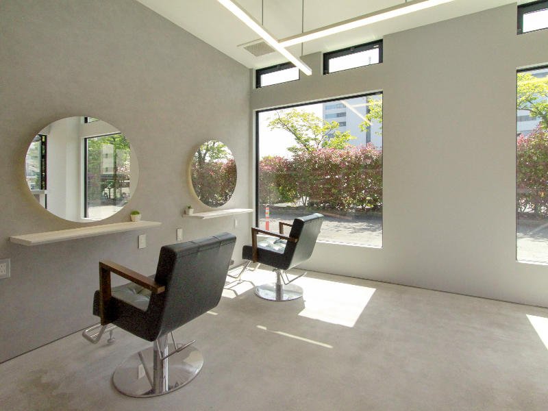 ALLéME様　自然光とナチュラルにマッチするように 丸鏡の間接照明とカット面の照明のバランスを考慮しました｜滋賀や京都で店舗リフォームなら匠工房