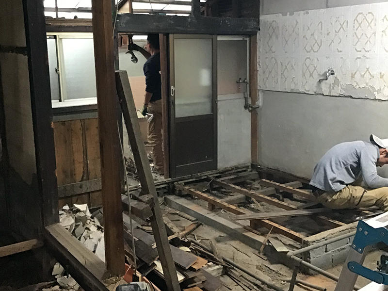 キッチンを解体していきます