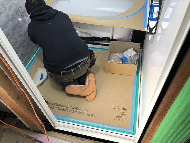 お風呂リフォーム施工中　システムバスを組立て｜滋賀でリフォームするなら匠工房