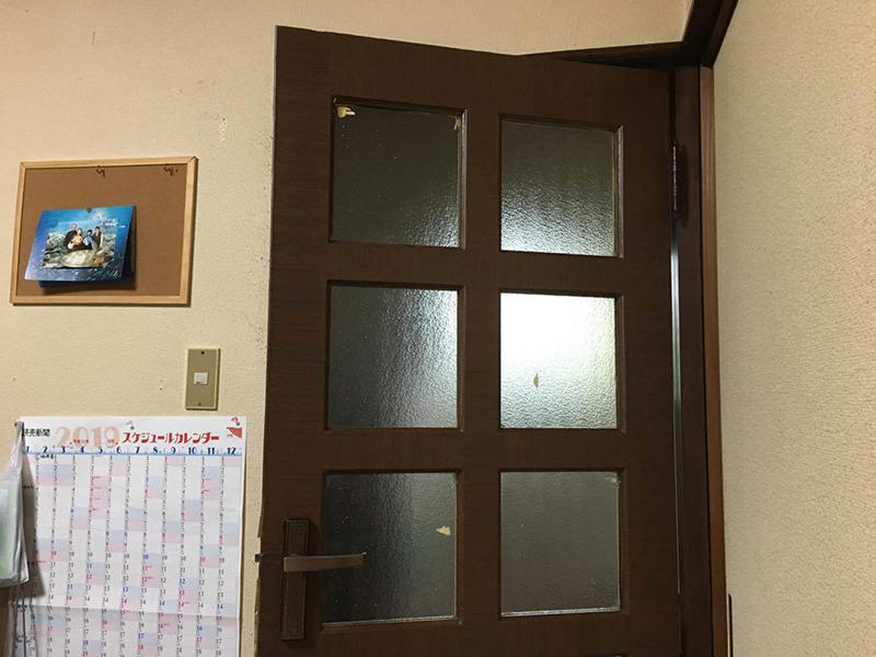 経年劣化してきているリビングの扉