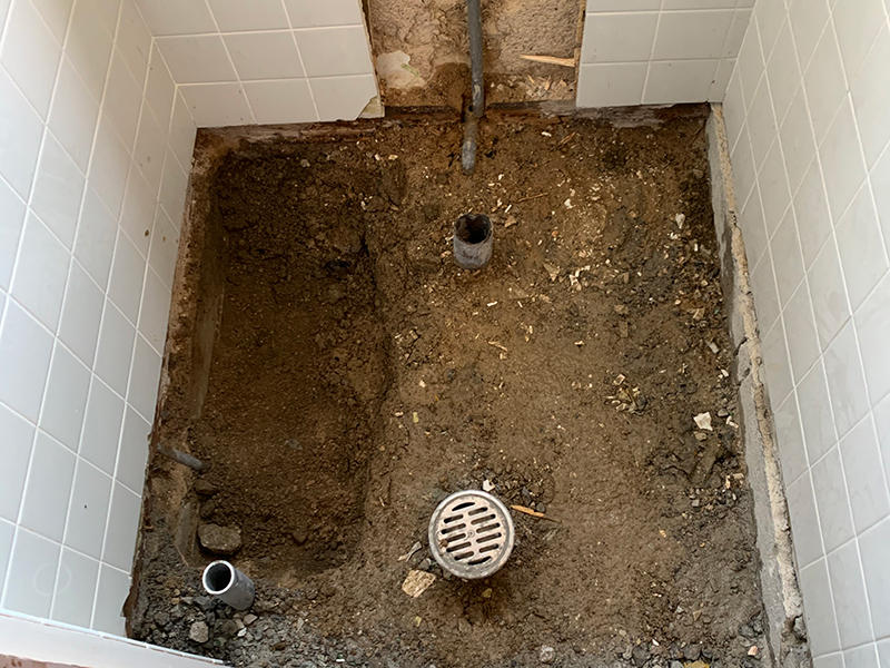 トイレリフォーム施工中　小便器を解体・撤去｜滋賀でリフォームするなら匠工房
