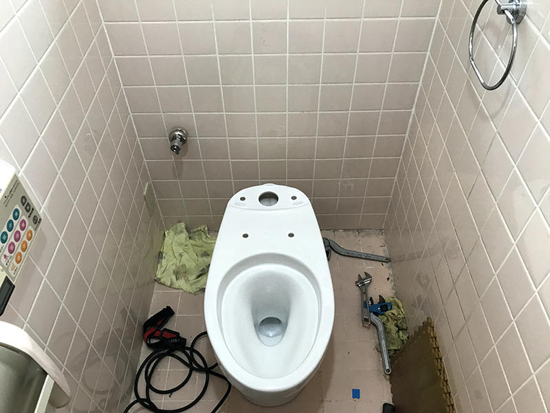 トイレリフォーム中　トイレを取り付けます｜滋賀でリフォームするなら匠工房G