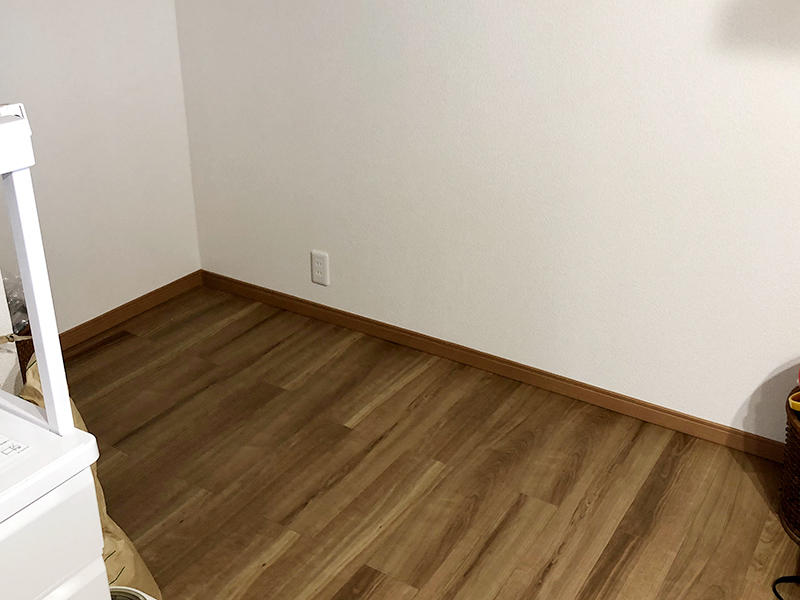 木目のでているフローリングへ