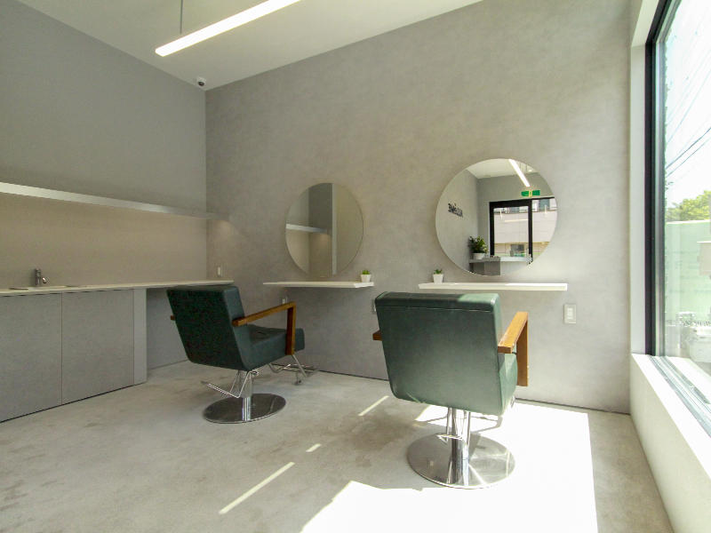 ALLéME様　素材感をきちんと見せるために、面によって仕様を少しずつ変えました。 白のカウンターを薄くする一方、ステンレス調のカウンターを分厚く仕上げているのも工夫の一つです｜滋賀や京都で店舗リフォームなら匠工房