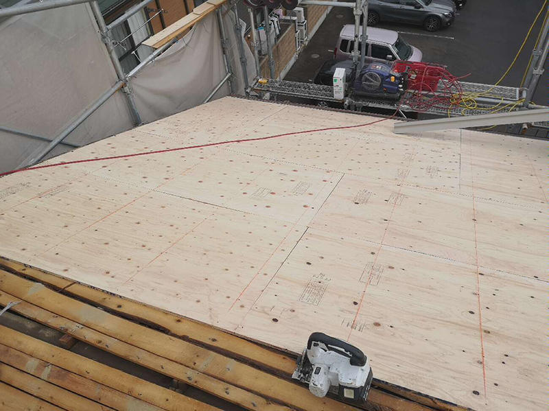 屋根リフォーム施工中　野地板を貼ります｜滋賀でリフォームするなら匠工房