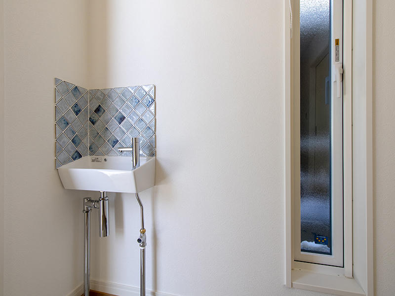 注文住宅新築事例　玄関ドア横に手洗いスペース｜滋賀で家を建てるなら匠工房