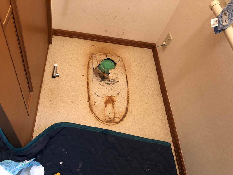 トイレを撤去し、内装を新しくします