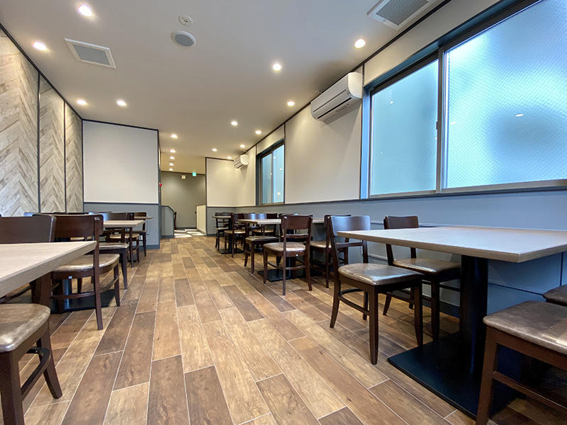 EARTH CAFE 一乗寺店様飲食店　2階の客席は、様々なやイベントやパーティーにも対応可能な広々とした空間に｜滋賀や京都で店舗リフォームなら匠工房