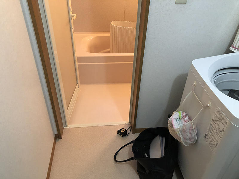 お風呂リフォーム施工前　段差あり｜滋賀でリフォームするなら匠工房