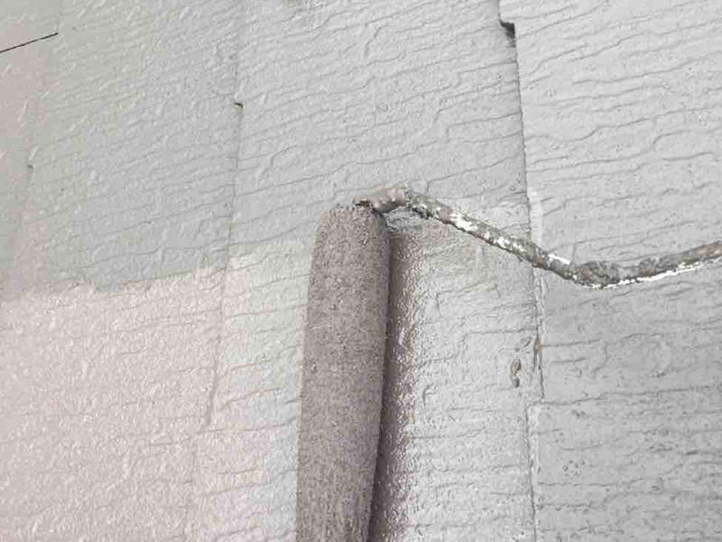 屋根塗装リフォーム施工中　屋根：中塗り　ミズタニペイント　カスタムシリコン｜滋賀でリフォームするなら匠工房