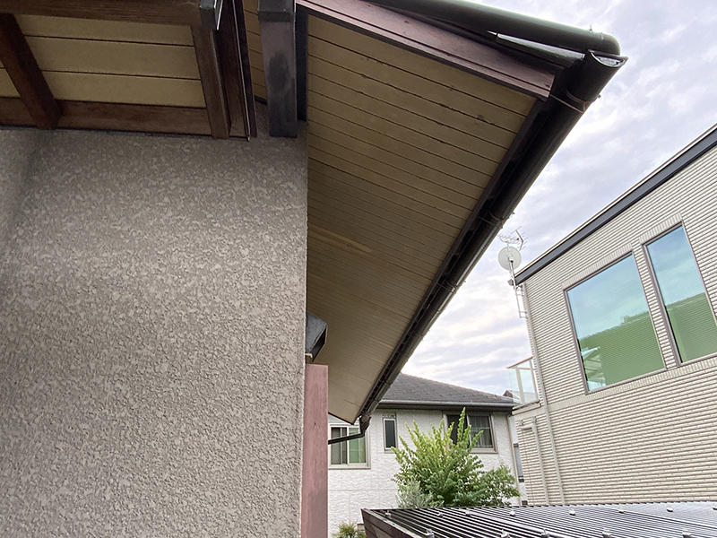 屋根・外壁リフォーム施工前　軒天井｜滋賀でリフォームするなら匠工房