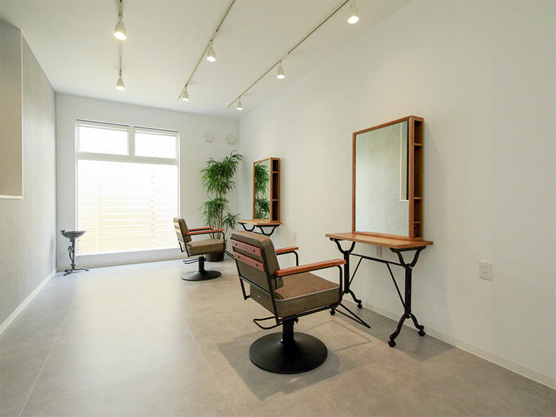 草津市 STORY様　カット席2席を広々ゆったり配置で使用されています｜滋賀や大阪で店舗リフォームなら匠工房