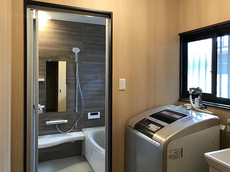 洗面脱衣室　入り口枠も入れ替えました