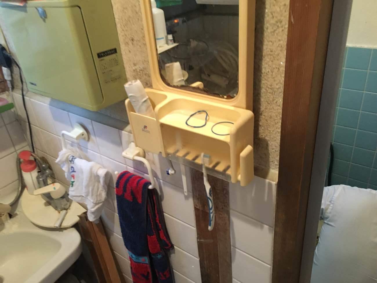 施工前　洗面台の鏡　1面鏡