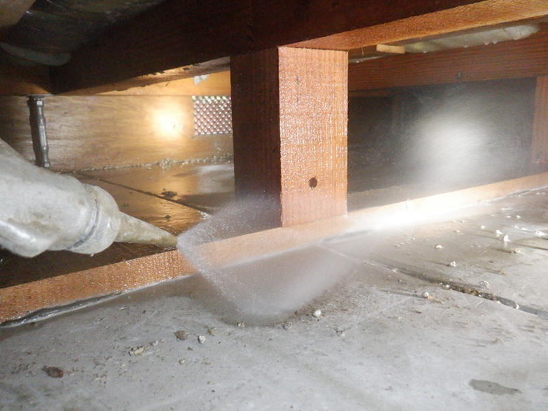 床下リフォーム施工中　木部処理｜滋賀でリフォームするなら匠工房