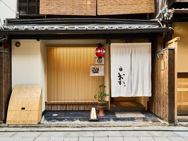 京都市 祇園肉料理おか様　祇園の町家の雰囲気を守りながらバランスを整えました。暖簾、格子、看板等、細部にもこだわりました｜滋賀や大阪で店舗リフォームなら匠工房