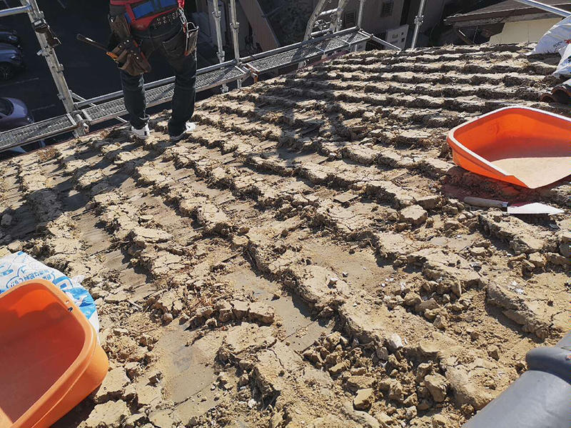 屋根リフォーム施工中　屋根瓦を撤去｜滋賀でリフォームするなら匠工房