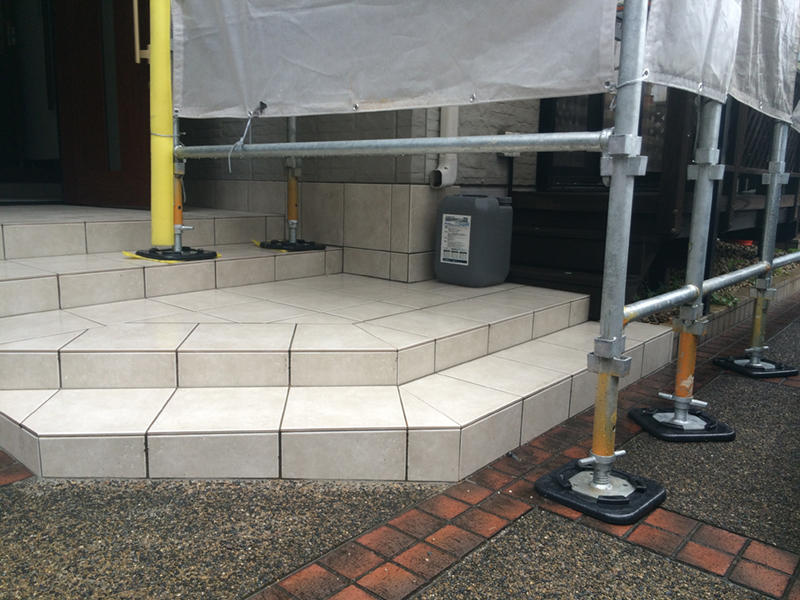 足場 塗装 外壁 塗料缶